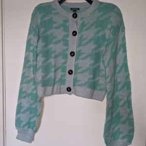 ❤️‍🔥3 for $15 Chevron print light green / blue button up sweater
